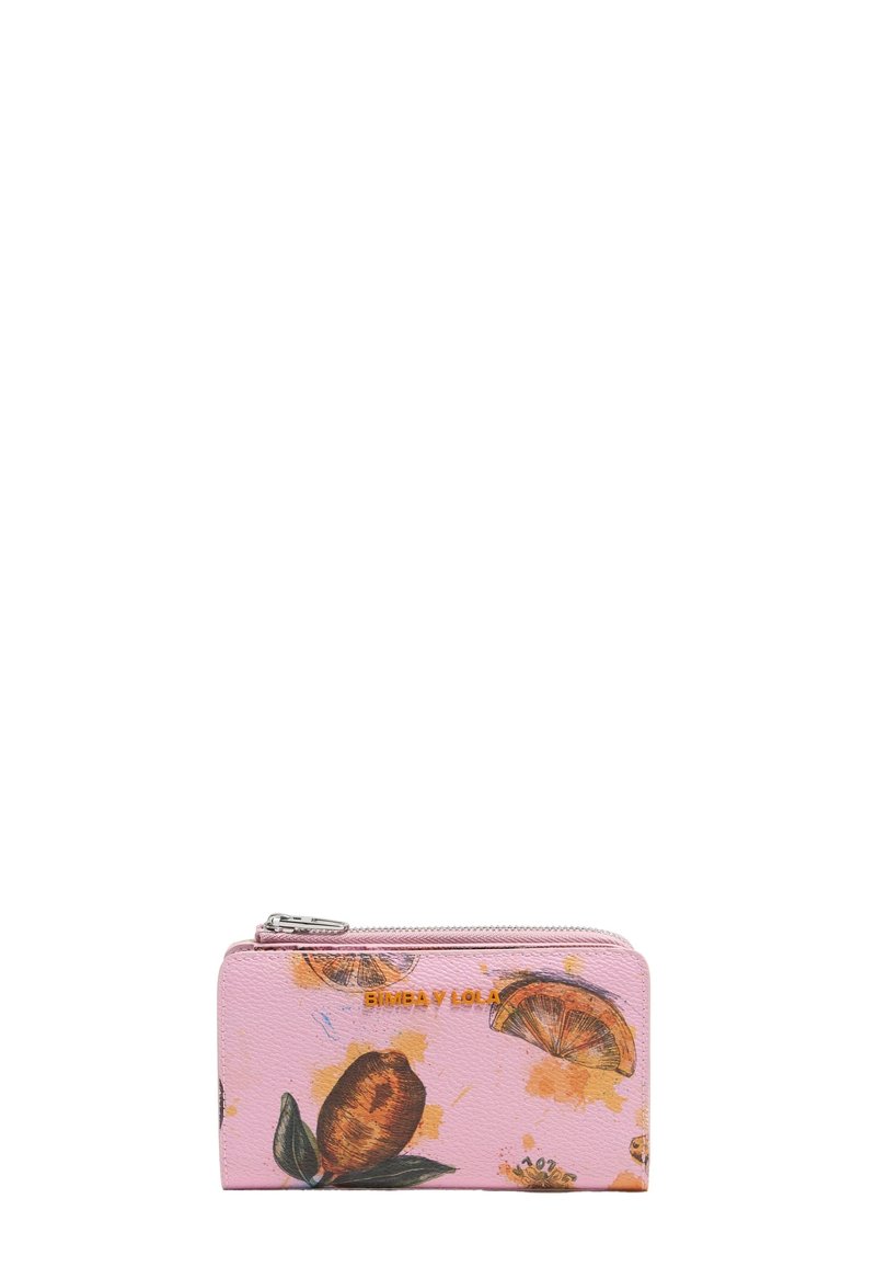 Ružová peňaženka z faux kože s kvetinovými a citrusovými vzormi, so zipsom a embosovaným logom v oranžovej farbe. Kompaktný, obdĺžnikový dizajn.