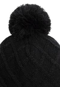 Gorro de punto negro con un patrón de diamante texturizado, que cuenta con un pompón negro peludo en la parte superior. Material suave de punto grueso.