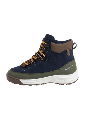 Wysokie buty turystyczne w kolorze granatowym i oliwkowozielonym z brązowym kołnierzem, pomarańczowymi i czarnymi sznurówkami, białą podeszwą i logo Pepe Jeans po boku.