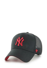 Gorra de béisbol negra con logotipo rojo de Nueva York, presenta un panel frontal sólido, parte trasera de malla y acento rojo en el visera interior. Textura de tela suave.