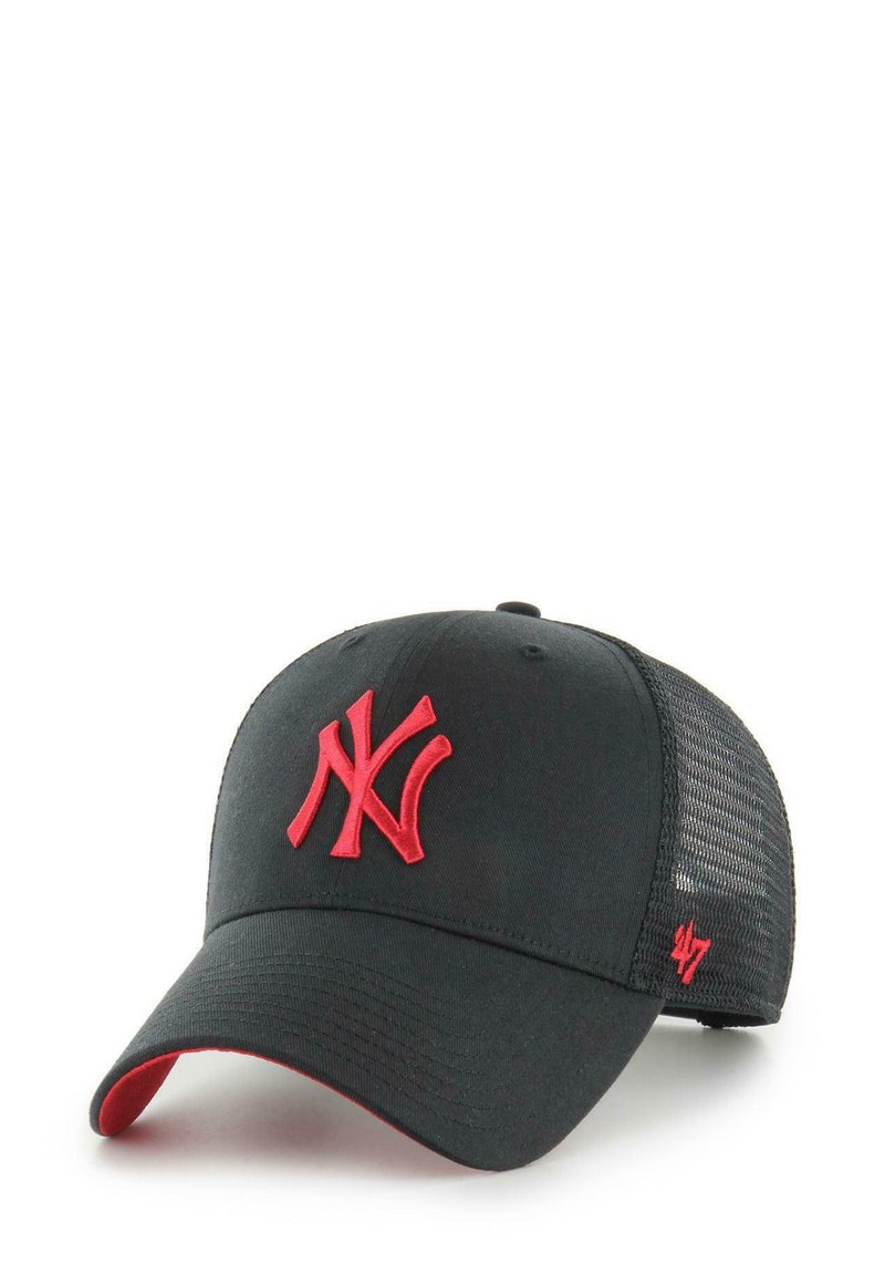 Gorra de béisbol negra con logotipo rojo de Nueva York, presenta un panel frontal sólido, parte trasera de malla y acento rojo en el visera interior. Textura de tela suave.