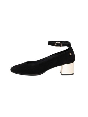 Zapato cerrado de ante negro con correa al tobillo y hebilla dorada, con tacón cuadrado blanco.