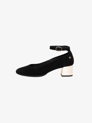 Zapato cerrado de ante negro con correa al tobillo y hebilla dorada, con tacón cuadrado blanco.