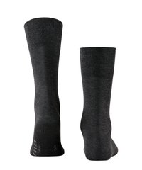 Graue Crew-Socken aus einem glatten Strickmaterial, mit einem gerippten Bündchen und minimalem Branding an der Zehe. Weiche Textur und körpernahe Passform.