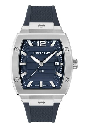 Montre rectangulaire en ton argent avec un cadran bleu marine, un bracelet en caoutchouc texturé et des accents argentés. Les caractéristiques incluent un affichage de la date et des marqueurs d'heure surélevés.