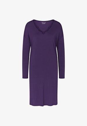 Fioletowa długa koszula nocna z dekoltem w kształcie litery V, ozdobiona koronką. Wykonana z miękkiego materiału, w luźnym kroju, sięgająca poniżej kolan. Gładka powierzchnia na całej długości.