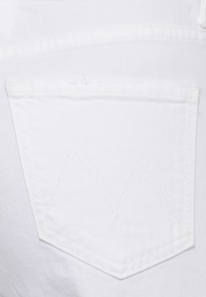 Tasca posteriore in denim bianco con dettaglio di cucitura a zigzag sottile su tessuto di jeans bianco.