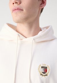 Tommy Jeans FLAG CREST HOOD - Hoodie - ancient white