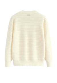 Pull en maille couleur crème avec des rayures horizontales texturées et un col et un ourlet côtelés. La vue arrière montre un motif uniforme.