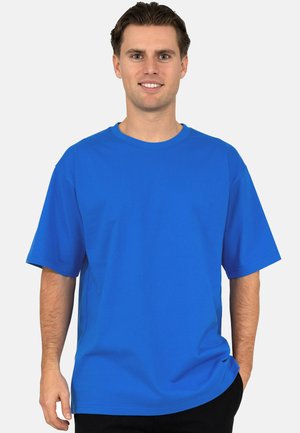 Blaues T-Shirt mit kurzen Ärmeln aus glattem, leichtem Stoff. Rundhalsausschnitt, lockere Passform und minimale Nähte.