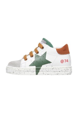 Sneaker bianco in pelle con design a stella verde, punta grigia, tallone in suede marrone e suola bianca maculata. Presenta lacci e dettaglio @74.