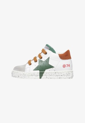 Weiße Leder-Sneaker mit grünem Stern-Design, grauem Zehenschutz, braunem Wildlederschaft und gesprenkelter weißer Sohle. Hat Schnürsenkel und @74-Detail.