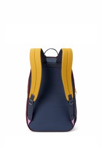 Rugzak met gele gewatteerde schouderbanden, een marineblauw lichaam, bordeauxrode accenten en een gestructureerd oppervlak; voorzien van een bovenhandgreep en verstelbare banden.
