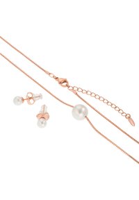 Rose gold kjede med en enkelt stor hvit perle og matchende rose gull øredobber med små hvite perler.