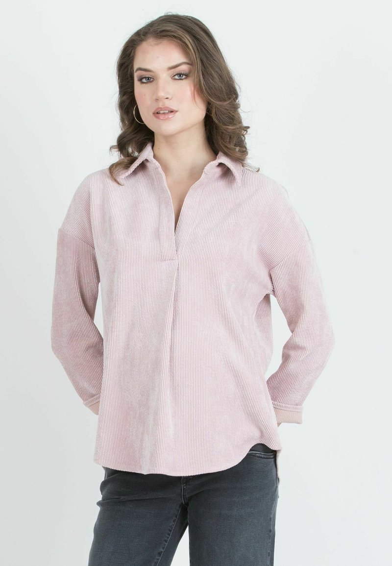 Vaaleanpunainen corduroy-paita, jossa on kaulus, pitkät hihat ja puoliväliknoppi. Raitakuosisessa tekstuurikankaassa on rento istuvuus.