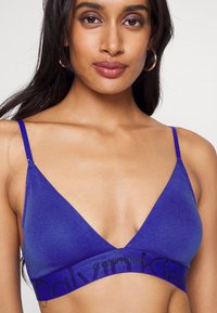 Calvin Klein Underwear LGHT LINED TRIANGLE EMBOSSED ICON COTTON - Sujetador sin aros - clematis