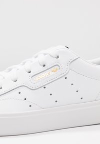 adidas sleek blanche