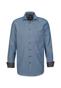 Camicia azzurro chiaro con bottoni in un tessuto morbido, dotata di taschino sul petto e polsini scuri a motivo, con colletto a punta e bottoni scuri.