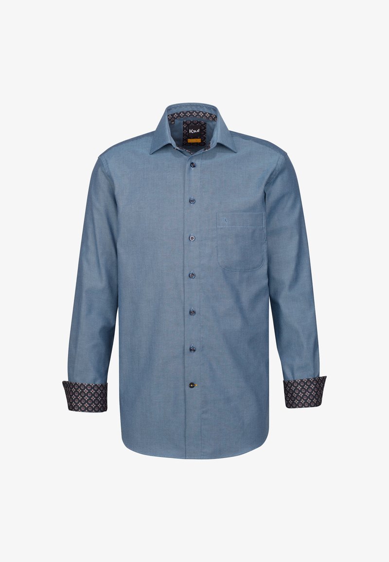 Camicia azzurro chiaro con bottoni in un tessuto morbido, dotata di taschino sul petto e polsini scuri a motivo, con colletto a punta e bottoni scuri.