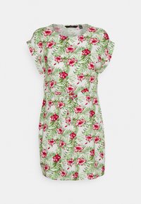 Vestido floral com um fundo branco, adornado com flores de hibisco rosas e folhas verdes. Mangas curtas e cintura franzida para um ajuste descontraído.