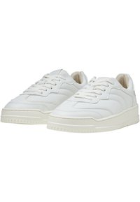 Weiße Leder-Sneaker mit glatter Oberfläche, runder Zehenpartie, Schnürsenkeln und einer strukturierten Gummisohle mit erhöhter Kante.