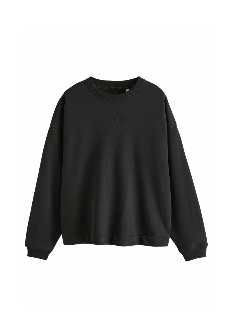 Sort sweatshirt lavet af et blødt, tykt materiale. Har en rund halsudskæring, faldne skuldre og ribbede manchetter og kant. Diskret logo vist.