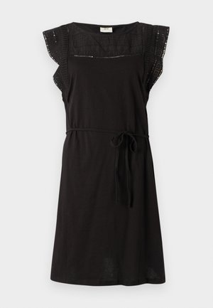 Robe noire avec des manches courtes et volantées, au look décontracté. Dispose d'une ceinture à la taille et d'un panneau supérieur texturé. Fabriquée en tissu doux.