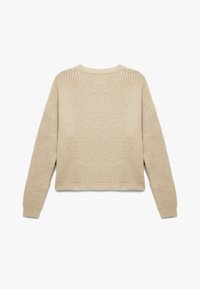 Beżowy sweter dzianinowy z prążkowaną fakturą, okrągłym dekoltem i długimi rękawami. Dół jest lekko skrócony, co podkreśla nowoczesny styl.