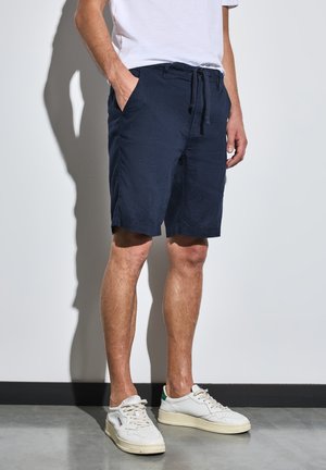Pantalones cortos azul marino de tejido ligero, con cinturilla elástica y cordón, bolsillos laterales y un corte relajado.