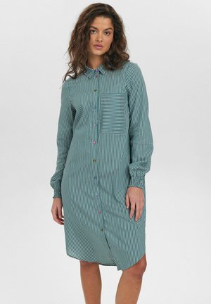 Robe chemise rayée en teal avec des manches longues, patte de boutonnage à l'avant, une poche poitrine et des boutons colorés le long de la fente. Texture lisse.
