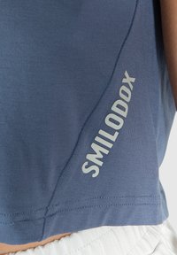 Smilodox CROP - T-shirt print - blau