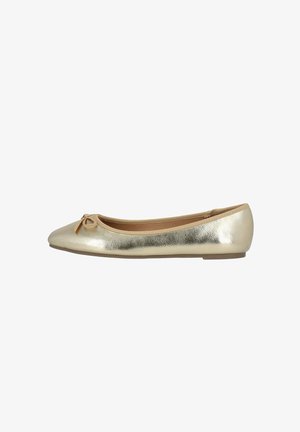 Goldene Leder-Ballettschuhe mit abgerundetem Zeh, dünner Schleifenakzent an der Vorderseite und flacher Gummisohle. Glatte Textur.