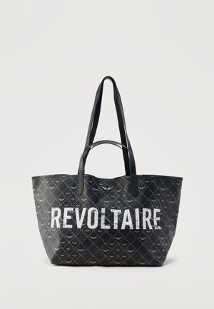 Črna torba tote z majhnimi belimi ponavljajočimi se motivi in velikim belim napisom "REVOLTAIRE", z dvema kratkima in dvema dolgima črnima ročajema.