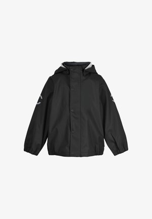 Chaqueta negra impermeable con capucha, cierre delantero de botones a presión y puños elásticos, con detalles reflectantes en las mangas.