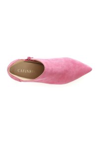 Chaussure en daim rose à bout pointu avec une texture lisse et une fermeture à glissière sur le côté. L'intérieur présente le nom de la marque "CAFèNOIR" en lettres dorées.