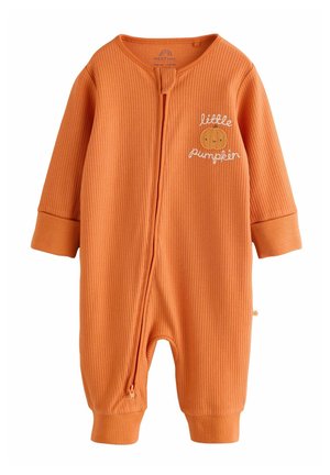 Jumpsuit pour bébé en orange côtelé avec une fermeture éclair à l'avant, des manches longues et un détail brodé "petit citrouille" avec un visage souriant.