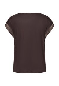 Brun kortærmet top med en glat tekstur, afslappet pasform, med gennemsigtige detaljer ved ærmerne og en rund halsudskæring.