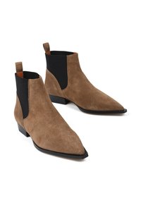 Brązowe zamszowe botki za kostkę z elastycznymi panelami bocznymi, spiczastym noskiem i niskim słupkowym obcasem. Czarne akcenty na górze oraz gładka tekstura.