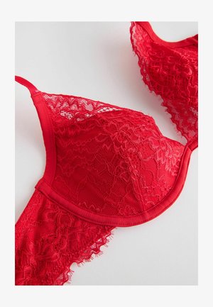 Sutien roșu din dantelă, cu un model floral texturat, cupe modelate și bretele ajustabile, având un bandaj din țesătură netedă și accente din dantelă.