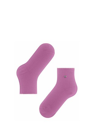 Para prążkowanych, jasnofioletowych skarpetek za kostkę, jedna pokazuje podeszwę, druga bok z małym, okrągłym srebrnym logo.