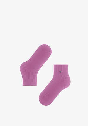 Paar gerippte hellviolette Knöchelsocken, eines zeigt die Sohle und das andere die Seite mit kleinem rundem silbernem Logo.