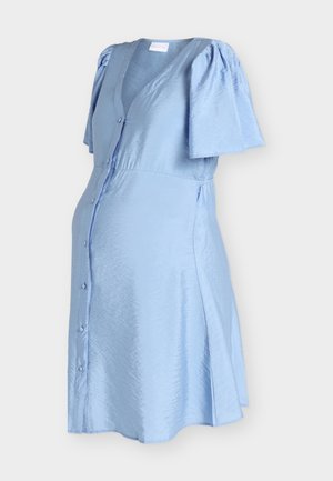 Világoskék rövid ujjú kismamaruha elülső gombokkal, V-nyakkivágással és enyhén texturált szövettel, egyszínű háttéren.