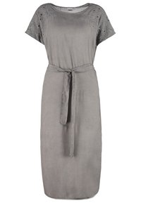 Harmaa mekko, jossa on pehmeä, nubukkimainen tekstuuri, lyhyet hihat, jotka sisältävät monimutkaista kirjontaa, ja vyötäröllä matchaava solmittava vyö.