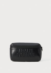Schwarze Lederhülle mit strukturiertem Finish, geprägtem "ARMANI EXCHANGE"-Logo und einem Reißverschluss an der Oberseite. Kompakte und rechteckige Form.