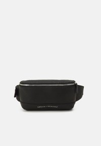 Kleine zwarte leren pouch tas met een gestructureerde textuur, zilveren rits en logo aan de voorkant. Compact ontwerp met een verstelbare schouderband.