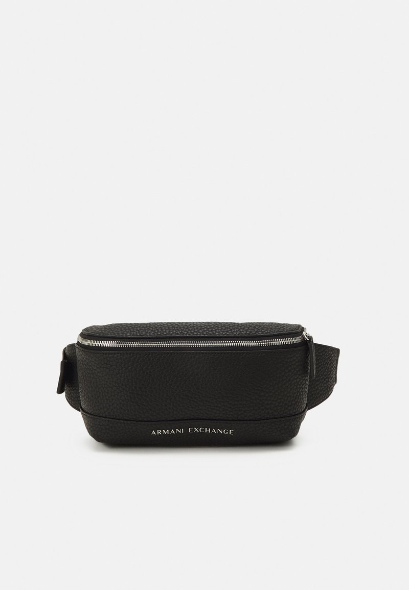 Kleine zwarte leren pouch tas met een gestructureerde textuur, zilveren rits en logo aan de voorkant. Compact ontwerp met een verstelbare schouderband.