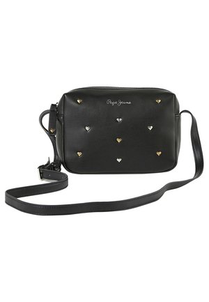Schwarze rechteckige Crossbody-Tasche mit verstellbarem Riemen, silbernen und goldenen herzförmigen Nieten und silbernem "Pepe Jeans" Logo auf der Vorderseite.