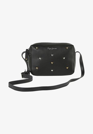 Sort rektangulær crossbody taske med justerbar rem, sølv- og guldfarvede hjerteformede nitter og sølvfarvet "Pepe Jeans" logo foran.