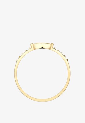 Guldring med en glat skafter, der har en let forhøjet sektion øverst og små dekorative detaljer langs siderne.
