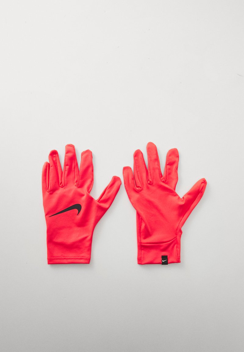 Gantelets de sport synthétiques rouges avec un logo swoosh noir de Nike, au design ajusté et à la construction de bout de doigt sans coutures.